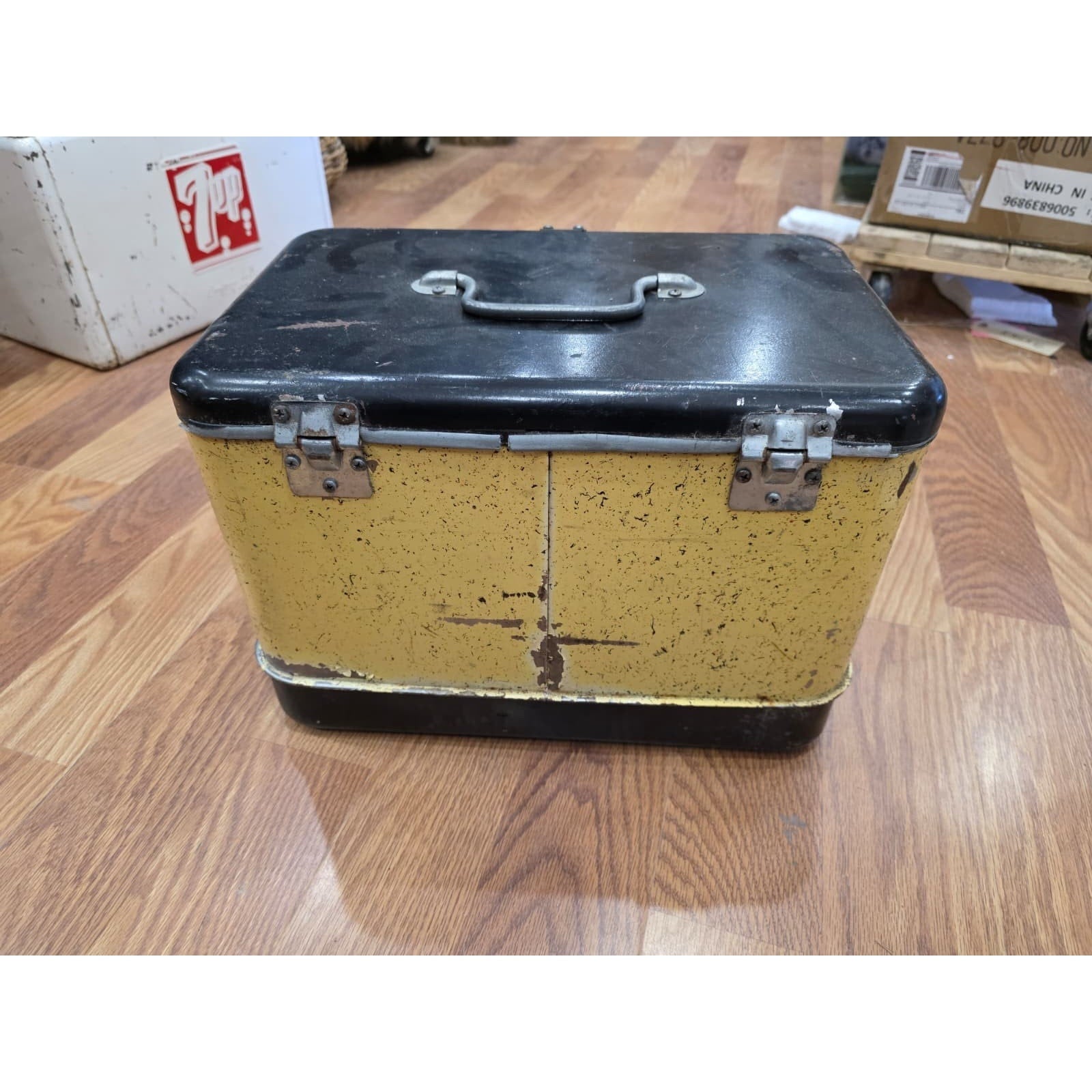 Fhaq3 - VTG Metal Vagabond Ice Chest Beverage Cooler – Brown & Yellow Retro Desi
