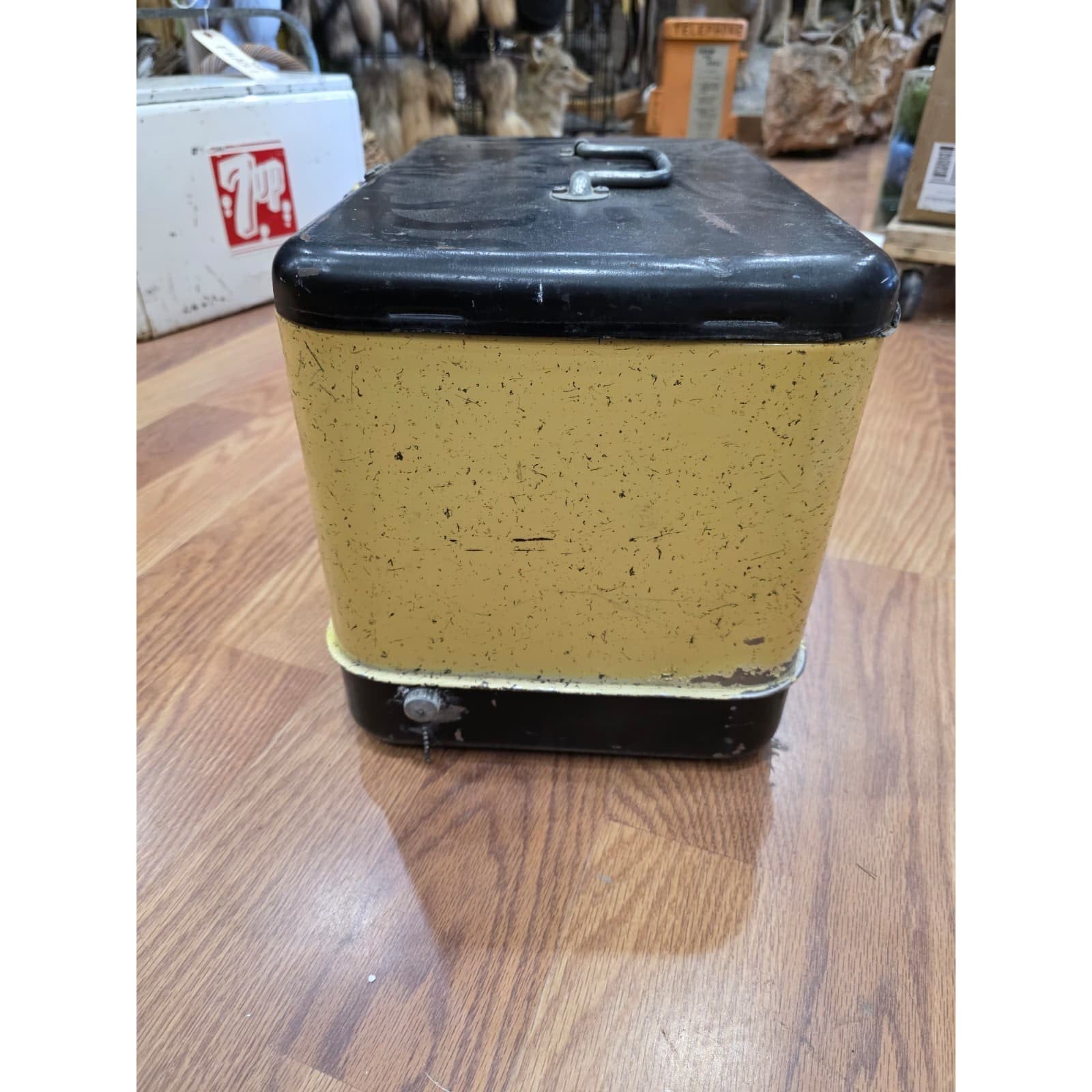 Fhaq3 - VTG Metal Vagabond Ice Chest Beverage Cooler – Brown & Yellow Retro Desi