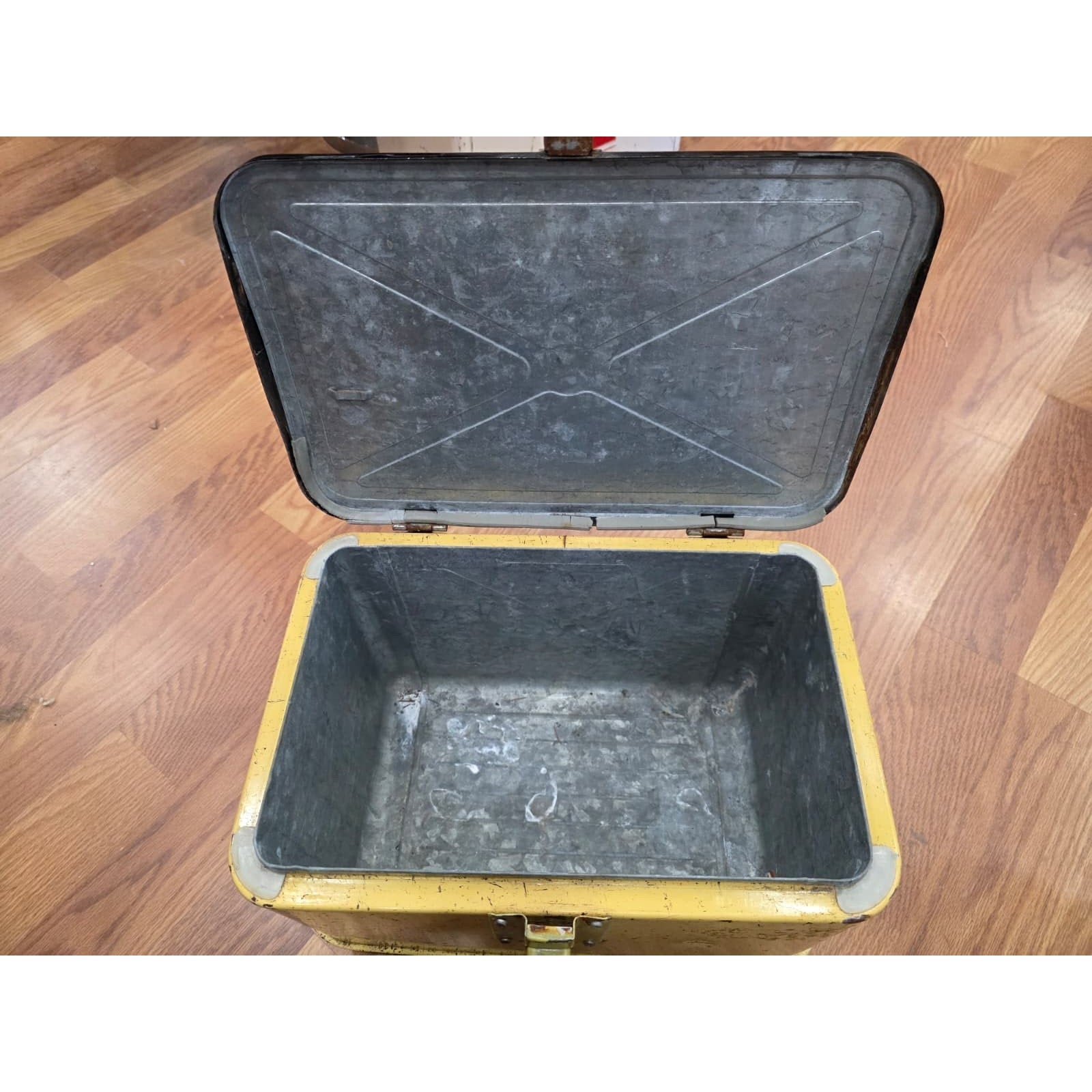 Fhaq3 - VTG Metal Vagabond Ice Chest Beverage Cooler – Brown & Yellow Retro Desi